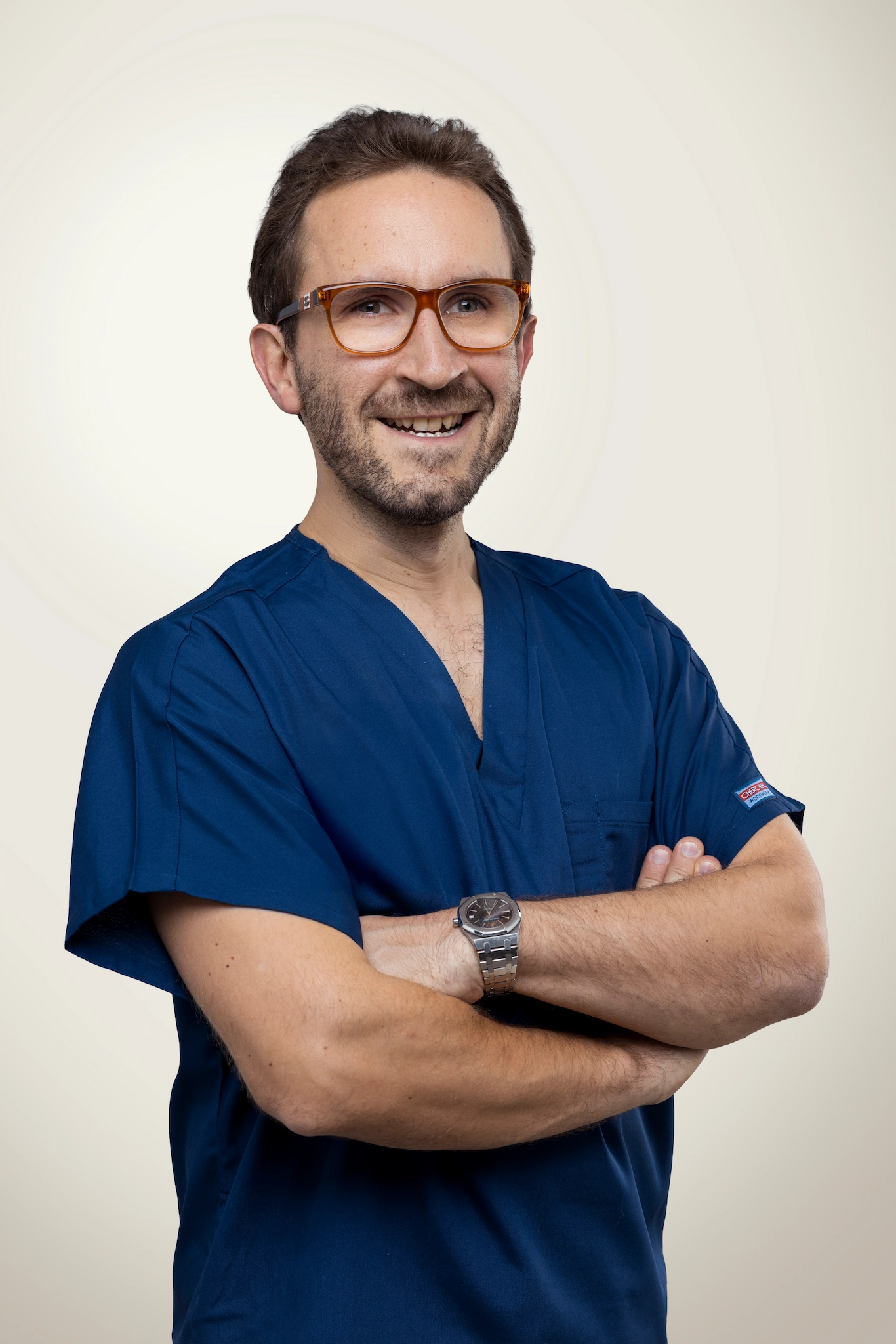 Dr. Werner Dolak in blauer medizinischer Kleidung