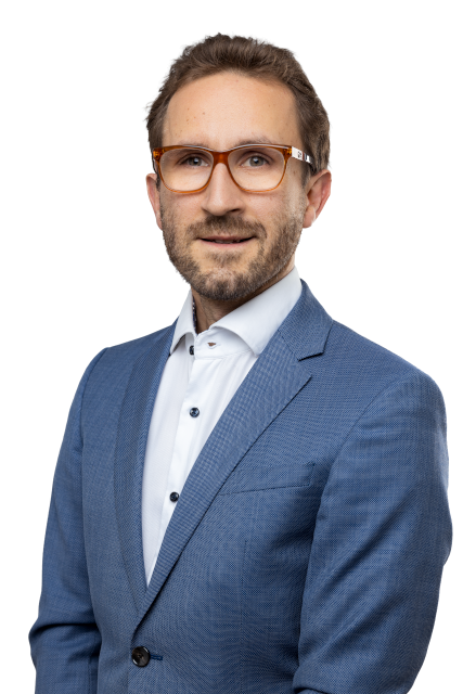 Dr. Werner Dolak im weißen Hemd und hellblauen Anzug, Porträt