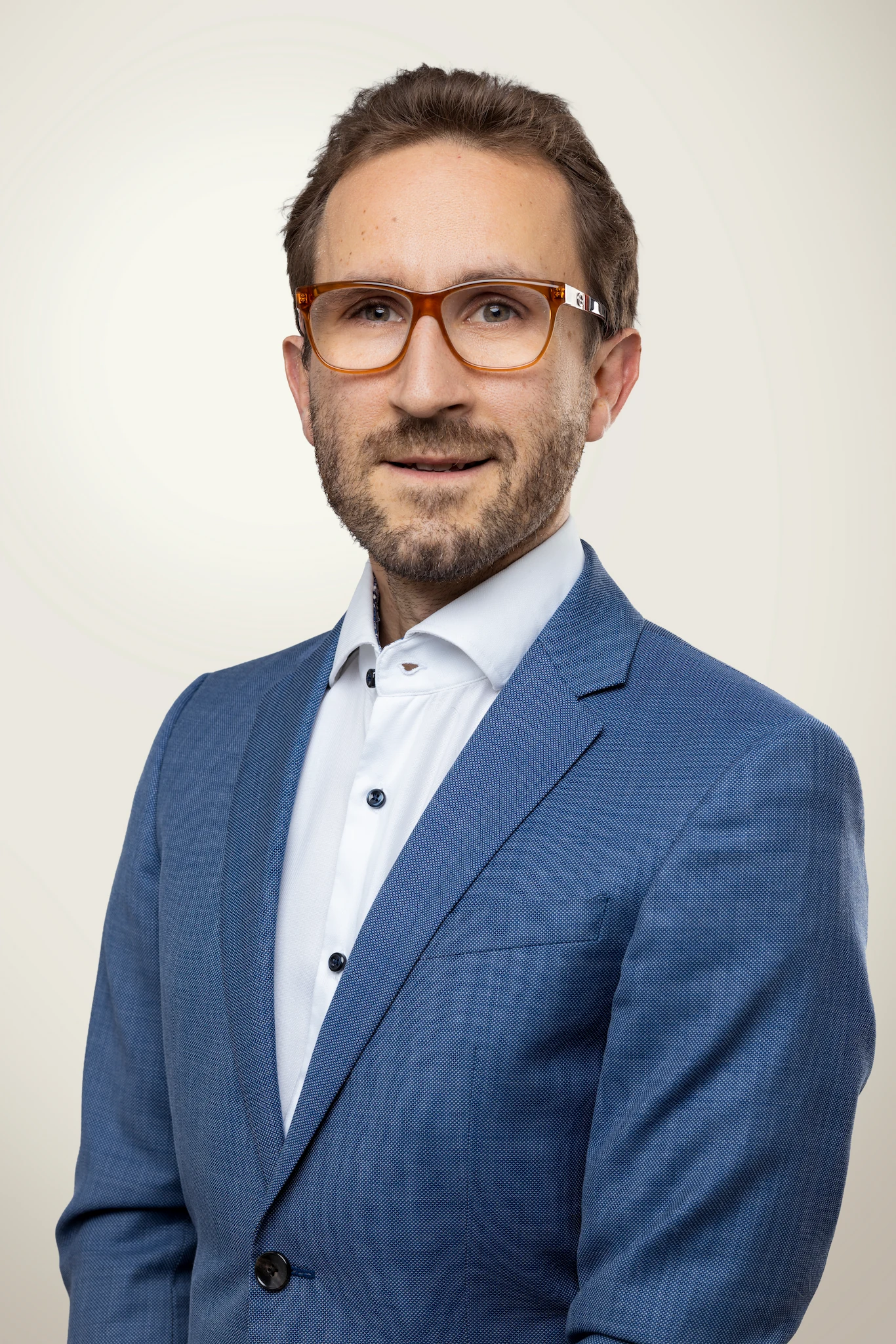 Dr. Werner Dolak im weißen Hemd und hellblauen Anzug, Porträt