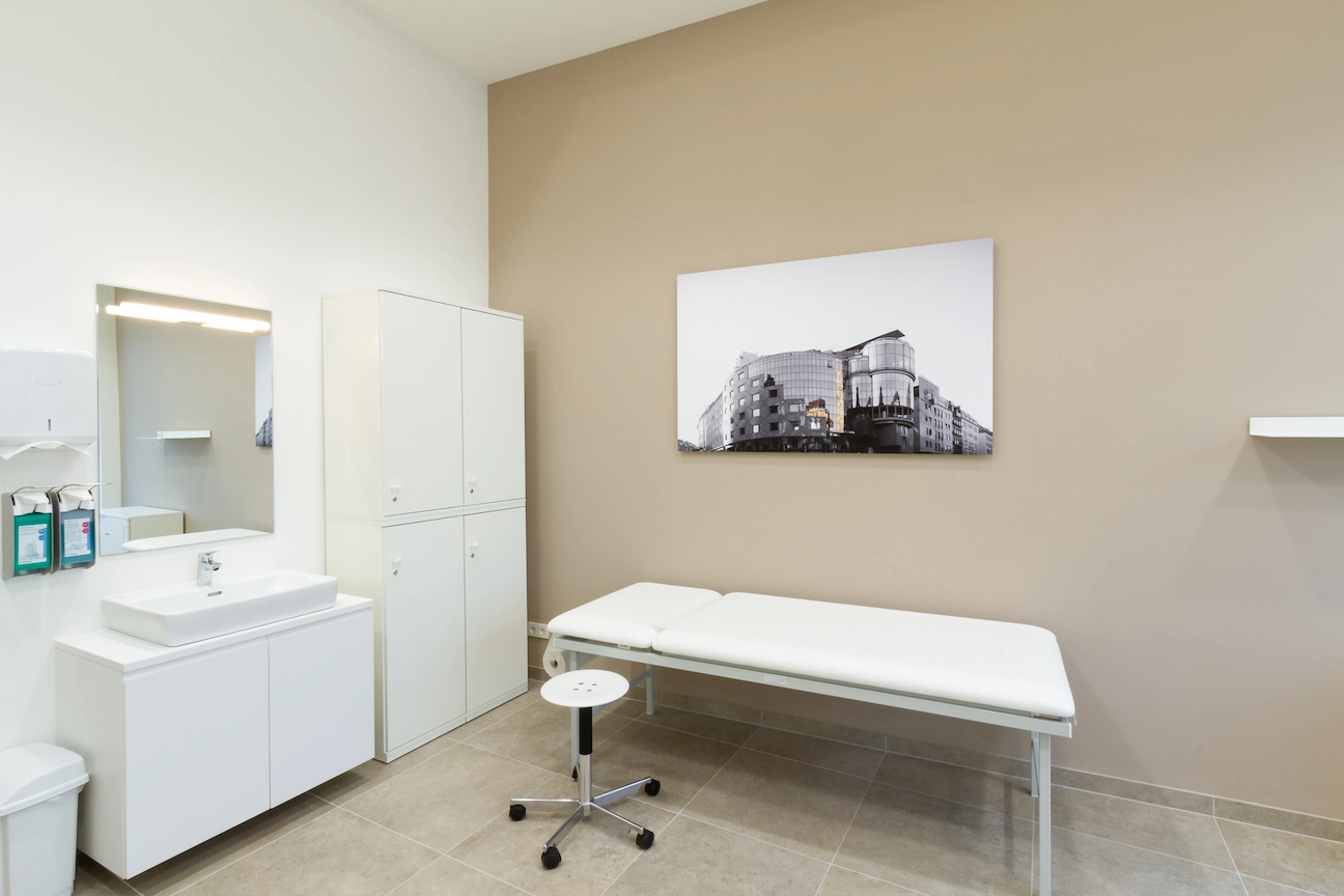 Behandlungszimmer der IMED19 Ordination in Wien, alternative Ansicht
